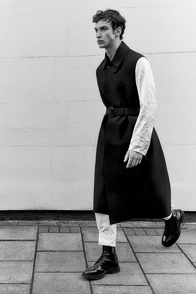 اجعل لكل إطلالة من إطلالاتك قصة مع تشكيلة Alexander McQueen لموسم خريف وشتاء 2022
